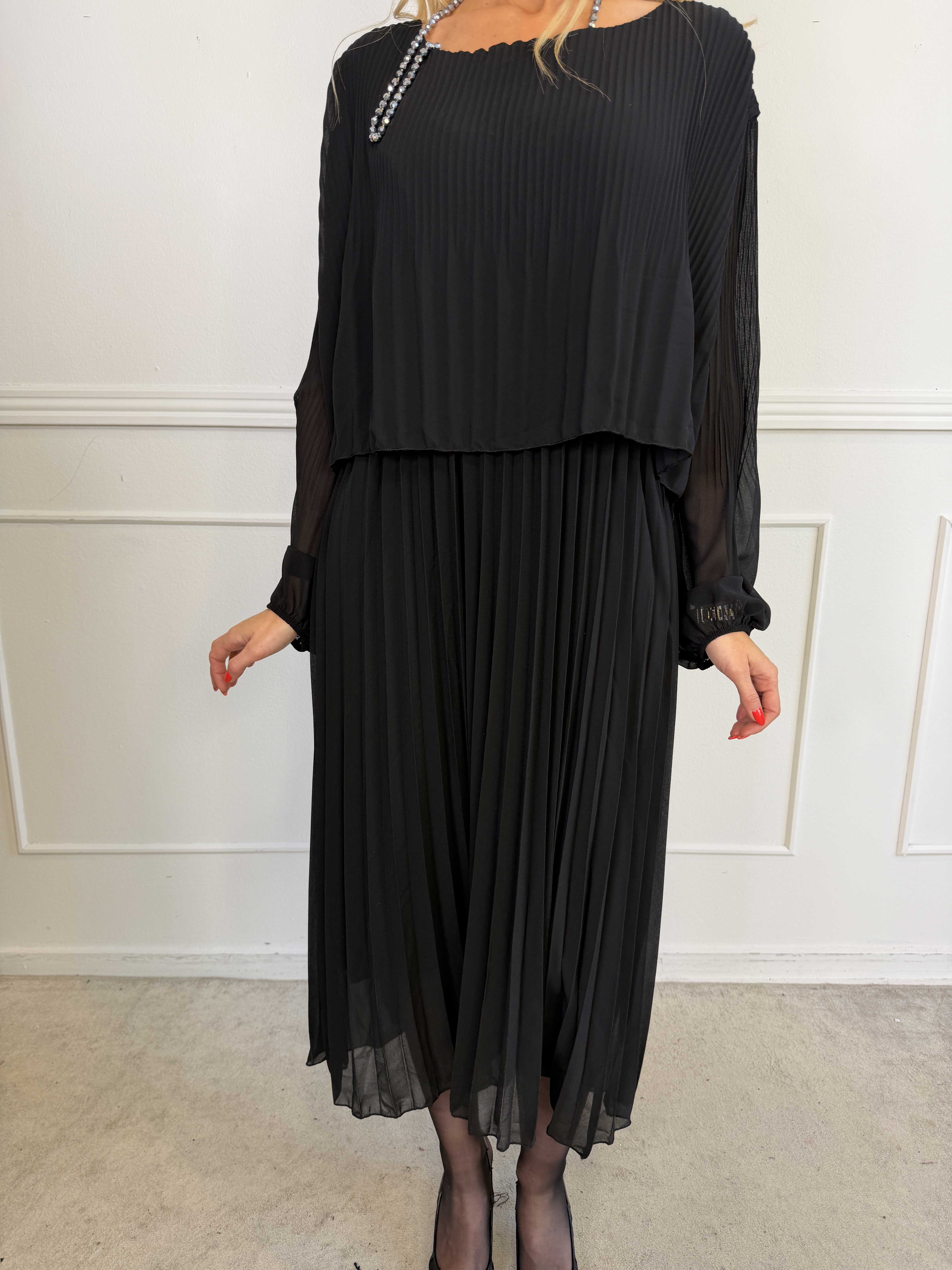 Kristina Long - Langærmet plus size kjole med plisseringer